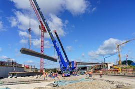 Kräne heben das tonnenschwere Brückenteil über die leere A81. Es ist Teil der neuen Überführung in der Wolfgang-Brumme-Allee, die Sindelfingen und Böblingen verbinden wird.